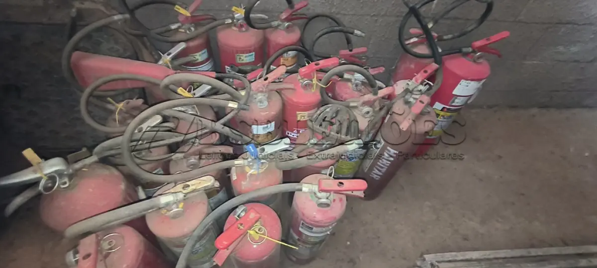 LOTE 205 - 01 LOTE COM 20 EXTINTORES DE INCÊNDIO DIVERSOS. (NO ESTADO) ATENÇÃO! FAZER A VISITAÇÃO ANTES DE ARREMATAR, NÃO SABEMOS SE FUNCIONA, LEILÃO NÃO TEM GARANTIA E NEM DEVOLUÇÃO, SUJEITO A POSSÍVEIS AVARIAS VISÍVEIS/OCULTAS E/OU AUSÊNCIA DE COMPONENTES.