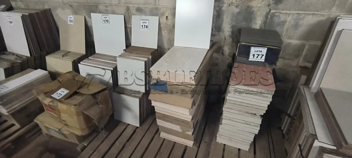 LOTE 175 - 09 CAIXAS DE REVESTIMENTOS PORTOBELO MONOPOROSA 30X60CMCETIM BIANCO. (NO ESTADO) ATENÇÃO! FAZER A VISITAÇÃO ANTES DE ARREMATAR, NÃO SABEMOS SE FUNCIONA, LEILÃO NÃO TEM GARANTIA E NEM DEVOLUÇÃO, SUJEITO A POSSÍVEIS AVARIAS VISÍVEIS/OCULTAS E/OU AUSÊNCIA DE COMPONENTES.