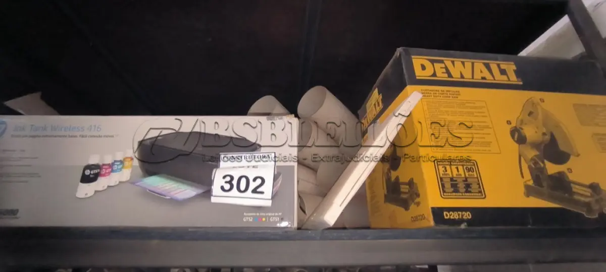 LOTE 302 - 02 CAIXAS COM TAMPAS DE QUADROS ELÉTRICOS GRANDES. (CAIXA ORGANIZADORA NAO INCLUSA) (NO ESTADO) ATENÇÃO! FAZER A VISITAÇÃO ANTES DE ARREMATAR, NÃO SABEMOS SE FUNCIONA, LEILÃO NÃO TEM GARANTIA E NEM DEVOLUÇÃO, SUJEITO A POSSÍVEIS AVARIAS VISÍVEIS/OCULTAS E/OU AUSÊNCIA DE COMPONENTES.