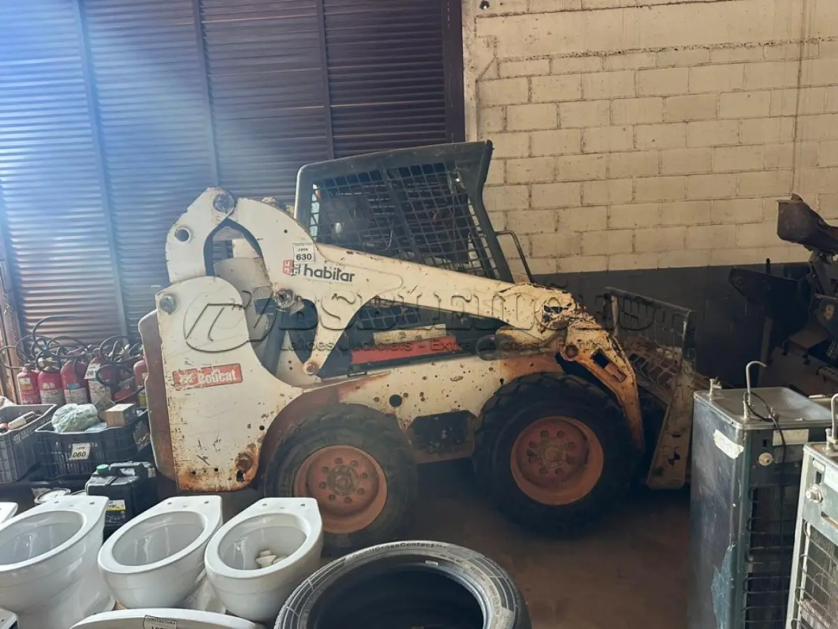 LOTE 630 - 01 BOB CAT. MODELO S 185 ANO 2010 COM IMPLEMENTOS. (NO ESTADO) ATENÇÃO! FAZER A VISITAÇÃO ANTES DE ARREMATAR, NÃO SABEMOS SE FUNCIONA, LEILÃO NÃO TEM GARANTIA E NEM DEVOLUÇÃO, SUJEITO A POSSÍVEIS AVARIAS VISÍVEIS/OCULTAS E/OU AUSÊNCIA DE COMPONENTES.