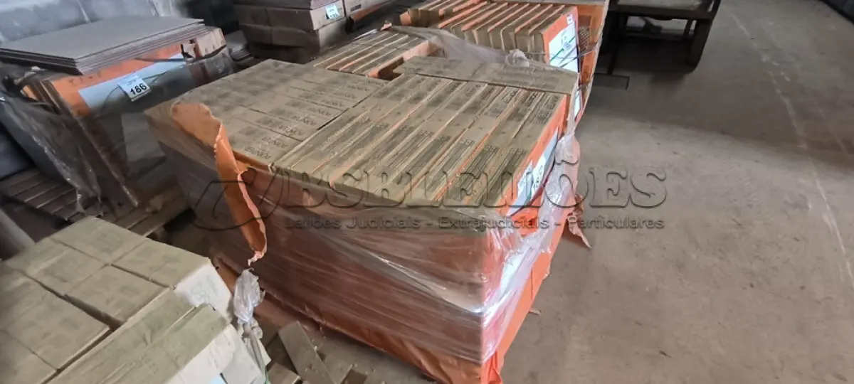 LOTE 187 - 26 CAIXAS DE PORCELANATO POINTER PORTOBELLO METROPOLITAN CINZA 60X60CM. (NO ESTADO) ATENÇÃO! FAZER A VISITAÇÃO ANTES DE ARREMATAR, NÃO SABEMOS SE FUNCIONA, LEILÃO NÃO TEM GARANTIA E NEM DEVOLUÇÃO, SUJEITO A POSSÍVEIS AVARIAS VISÍVEIS/OCULTAS E/OU AUSÊNCIA DE COMPONENTES.