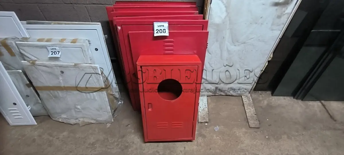 LOTE 208 - 01 LOTE COM TAMPAS DE HIDRANTE. (NO ESTADO) ATENÇÃO! FAZER A VISITAÇÃO ANTES DE ARREMATAR, NÃO SABEMOS SE FUNCIONA, LEILÃO NÃO TEM GARANTIA E NEM DEVOLUÇÃO, SUJEITO A POSSÍVEIS AVARIAS VISÍVEIS/OCULTAS E/OU AUSÊNCIA DE COMPONENTES.
