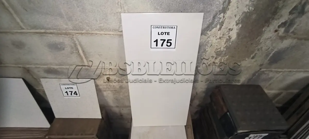 LOTE 175 - 09 CAIXAS DE REVESTIMENTOS PORTOBELO MONOPOROSA 30X60CMCETIM BIANCO. (NO ESTADO) ATENÇÃO! FAZER A VISITAÇÃO ANTES DE ARREMATAR, NÃO SABEMOS SE FUNCIONA, LEILÃO NÃO TEM GARANTIA E NEM DEVOLUÇÃO, SUJEITO A POSSÍVEIS AVARIAS VISÍVEIS/OCULTAS E/OU AUSÊNCIA DE COMPONENTES.