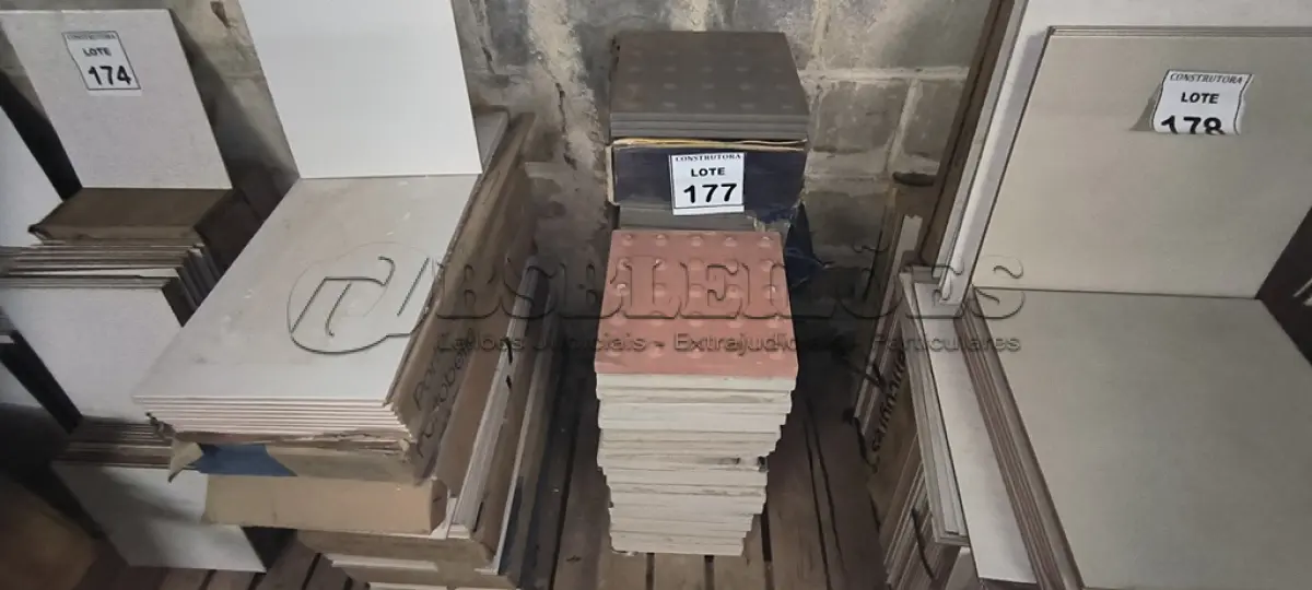 LOTE 177 - 01 LOTE COM PISOS TATIL DE ALERTA CINZA CLARO E CINZA ESCURO24,5X24,5CM. (NO ESTADO) ATENÇÃO! FAZER A VISITAÇÃO ANTES DE ARREMATAR, NÃO SABEMOS SE FUNCIONA, LEILÃO NÃO TEM GARANTIA E NEM DEVOLUÇÃO, SUJEITO A POSSÍVEIS AVARIAS VISÍVEIS/OCULTAS E/OU AUSÊNCIA DE COMPONENTES.