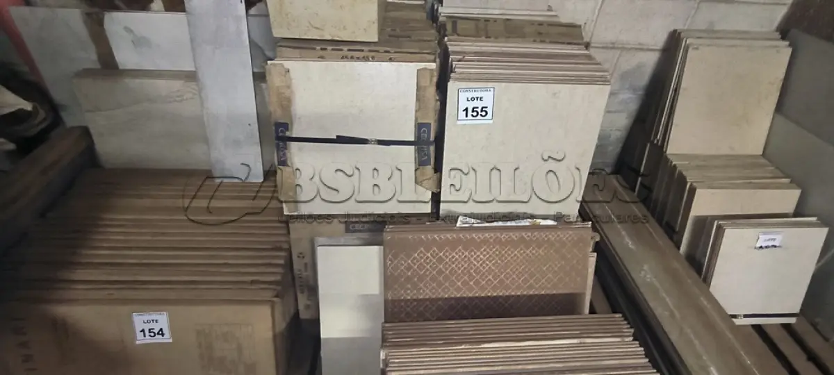 LOTE 155 - 01 LOTE COM APROXIMADAMENTE 30 CAIXAS DE PISO FLOR TILES 45,6X45,6 CECRISA CORES DIVERSAS. (NO ESTADO) ATENÇÃO! FAZER A VISITAÇÃO ANTES DE ARREMATAR, NÃO SABEMOS SE FUNCIONA, LEILÃO NÃO TEM GARANTIA E NEM DEVOLUÇÃO, SUJEITO A POSSÍVEIS AVARIAS VISÍVEIS/OCULTAS E/OU AUSÊNCIA DE COMPONENTES.