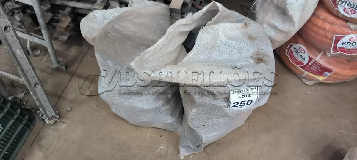 LOTE 250 - 01 LOTE COM LUVAS ROSCADAS E CURVAS DE ELETRODUTOS TAMANHOS DIVERSOS. (NO ESTADO) ATENÇÃO! FAZER A VISITAÇÃO ANTES DE ARREMATAR, NÃO SABEMOS SE FUNCIONA, LEILÃO NÃO TEM GARANTIA E NEM DEVOLUÇÃO, SUJEITO A POSSÍVEIS AVARIAS VISÍVEIS/OCULTAS E/OU AUSÊNCIA DE COMPONENTES.