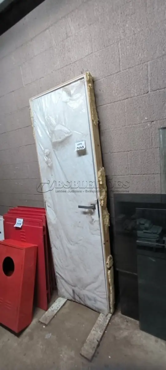 LOTE 209 - 01 PORTA COM PORTAL EM MADEIRA 60X2,10CM. (NO ESTADO) ATENÇÃO! FAZER A VISITAÇÃO ANTES DE ARREMATAR, NÃO SABEMOS SE FUNCIONA, LEILÃO NÃO TEM GARANTIA E NEM DEVOLUÇÃO, SUJEITO A POSSÍVEIS AVARIAS VISÍVEIS/OCULTAS E/OU AUSÊNCIA DE COMPONENTES.