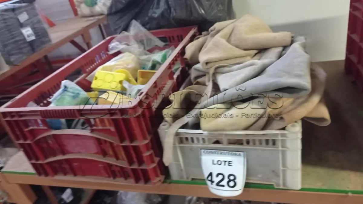 LOTE 428 - 01 LOTE COM JALECOS EM COURO PARA PROTEÇÃO E CAIXA DE LUZ 4X4. (CAIXA ORGANIZADORA NAO INCLUSA) (NO ESTADO) ATENÇÃO! FAZER A VISITAÇÃO ANTES DE ARREMATAR, NÃO SABEMOS SE FUNCIONA, LEILÃO NÃO TEM GARANTIA E NEM DEVOLUÇÃO, SUJEITO A POSSÍVEIS AVARIAS VISÍVEIS/OCULTAS E/OU AUSÊNCIA DE COMPONENTES.