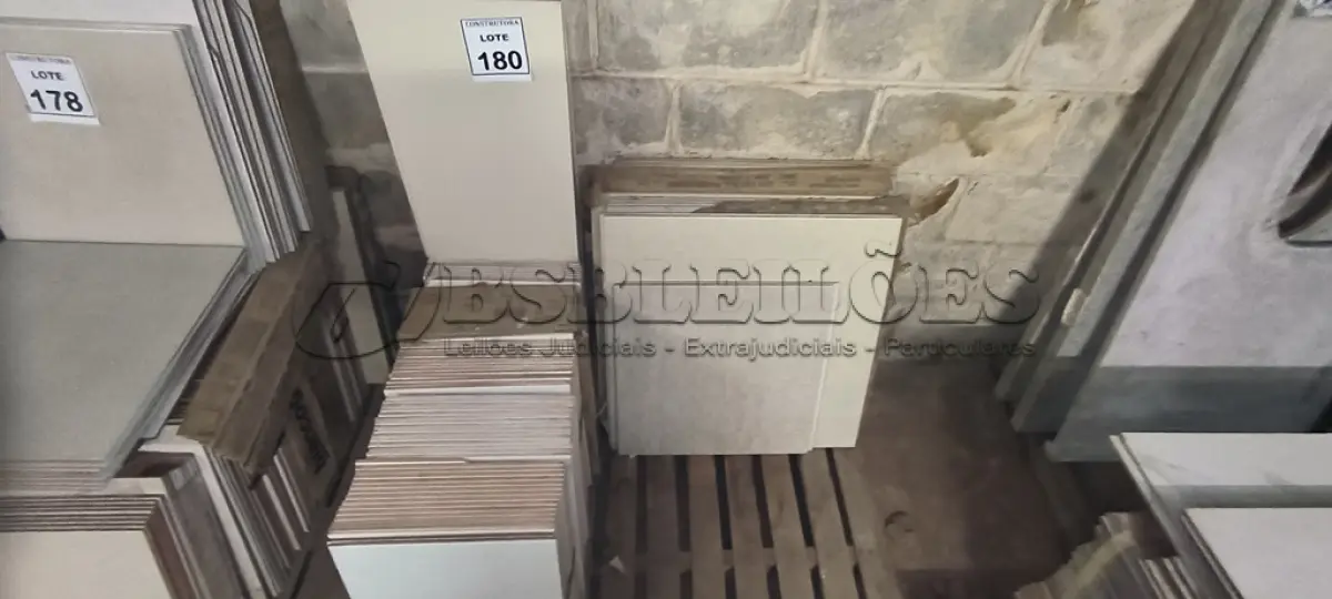 LOTE 180 - 01 LOTE COM REVESTIMENTOS DIVERSOS TAMANHO E CORES. (NO ESTADO) ATENÇÃO! FAZER A VISITAÇÃO ANTES DE ARREMATAR, NÃO SABEMOS SE FUNCIONA, LEILÃO NÃO TEM GARANTIA E NEM DEVOLUÇÃO, SUJEITO A POSSÍVEIS AVARIAS VISÍVEIS/OCULTAS E/OU AUSÊNCIA DE COMPONENTES.