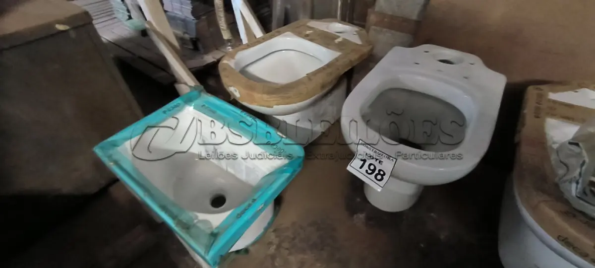 LOTE 198 - 02 VASOS SANITÁRIOS E 01 TANQUE DECA. (NO ESTADO) ATENÇÃO! FAZER A VISITAÇÃO ANTES DE ARREMATAR, NÃO SABEMOS SE FUNCIONA, LEILÃO NÃO TEM GARANTIA E NEM DEVOLUÇÃO, SUJEITO A POSSÍVEIS AVARIAS VISÍVEIS/OCULTAS E/OU AUSÊNCIA DE COMPONENTES.