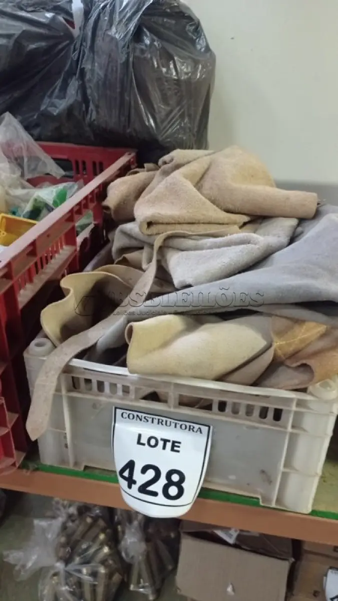 LOTE 428 - 01 LOTE COM JALECOS EM COURO PARA PROTEÇÃO E CAIXA DE LUZ 4X4. (CAIXA ORGANIZADORA NAO INCLUSA) (NO ESTADO) ATENÇÃO! FAZER A VISITAÇÃO ANTES DE ARREMATAR, NÃO SABEMOS SE FUNCIONA, LEILÃO NÃO TEM GARANTIA E NEM DEVOLUÇÃO, SUJEITO A POSSÍVEIS AVARIAS VISÍVEIS/OCULTAS E/OU AUSÊNCIA DE COMPONENTES.