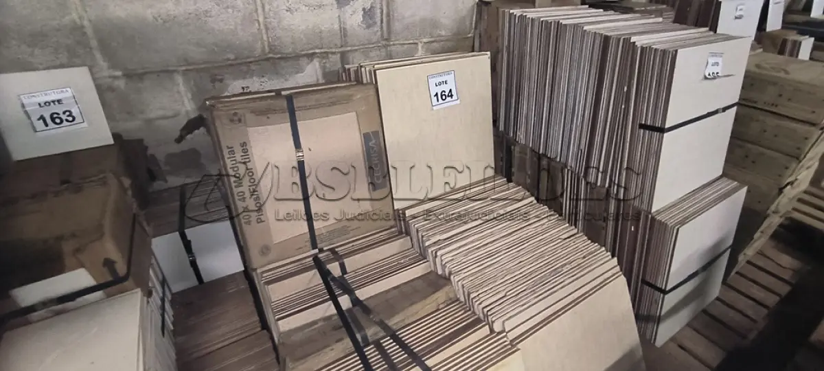 LOTE 164 - 01 LOTE COM APROXIMADAMENTE 18 CAIXAS COM PISOS FLOOR TILES 40X40CM MODULAR. (NO ESTADO) ATENÇÃO! FAZER A VISITAÇÃO ANTES DE ARREMATAR, NÃO SABEMOS SE FUNCIONA, LEILÃO NÃO TEM GARANTIA E NEM DEVOLUÇÃO, SUJEITO A POSSÍVEIS AVARIAS VISÍVEIS/OCULTAS E/OU AUSÊNCIA DE COMPONENTES.