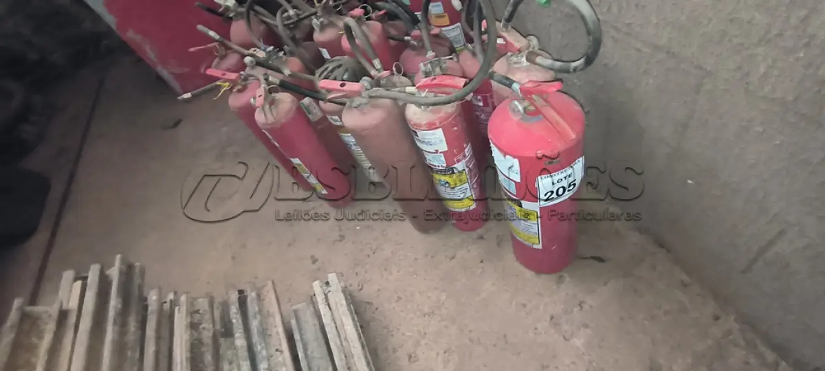 LOTE 205 - 01 LOTE COM 20 EXTINTORES DE INCÊNDIO DIVERSOS. (NO ESTADO) ATENÇÃO! FAZER A VISITAÇÃO ANTES DE ARREMATAR, NÃO SABEMOS SE FUNCIONA, LEILÃO NÃO TEM GARANTIA E NEM DEVOLUÇÃO, SUJEITO A POSSÍVEIS AVARIAS VISÍVEIS/OCULTAS E/OU AUSÊNCIA DE COMPONENTES.