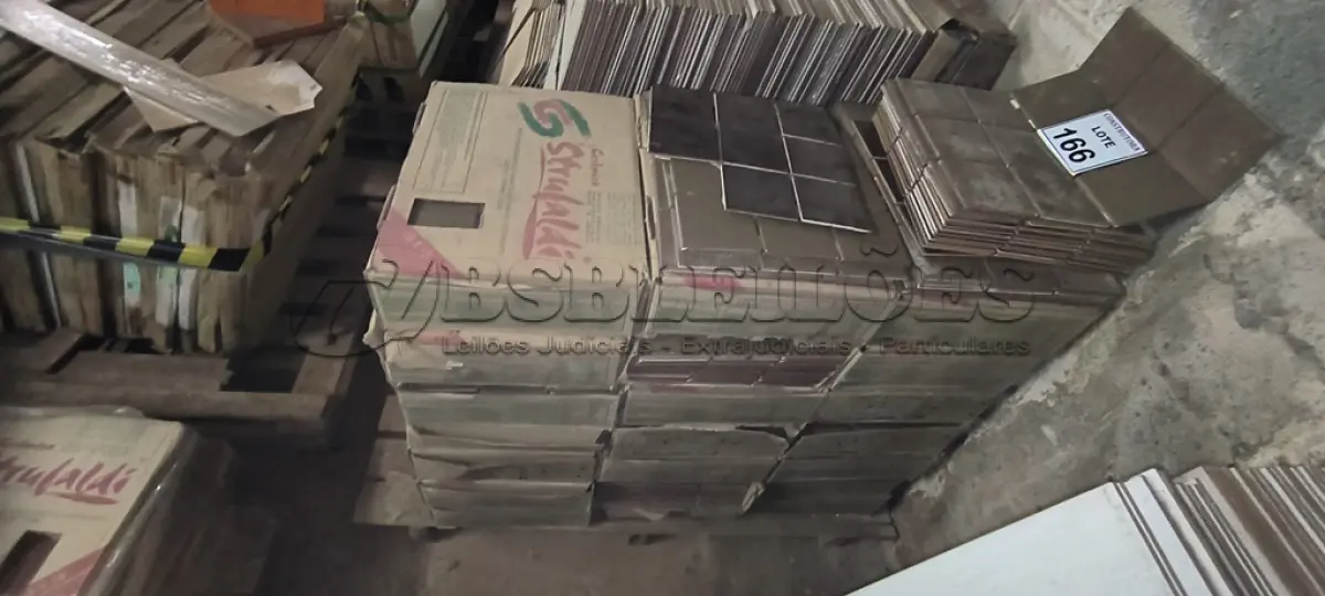 LOTE 166 - 21 CAIXAS DE PASTILHAS  CERÂMICAS ESMALTADAS PARA REVESTIMENTOS 10X10CM NA COR MARROM. (NO ESTADO) ATENÇÃO! FAZER A VISITAÇÃO ANTES DE ARREMATAR, NÃO SABEMOS SE FUNCIONA, LEILÃO NÃO TEM GARANTIA E NEM DEVOLUÇÃO, SUJEITO A POSSÍVEIS AVARIAS VISÍVEIS/OCULTAS E/OU AUSÊNCIA DE COMPONENTES.