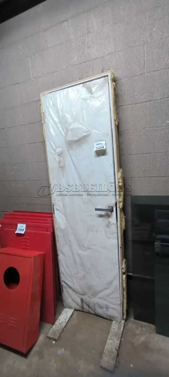 LOTE 209 - 01 PORTA COM PORTAL EM MADEIRA 60X2,10CM. (NO ESTADO) ATENÇÃO! FAZER A VISITAÇÃO ANTES DE ARREMATAR, NÃO SABEMOS SE FUNCIONA, LEILÃO NÃO TEM GARANTIA E NEM DEVOLUÇÃO, SUJEITO A POSSÍVEIS AVARIAS VISÍVEIS/OCULTAS E/OU AUSÊNCIA DE COMPONENTES.