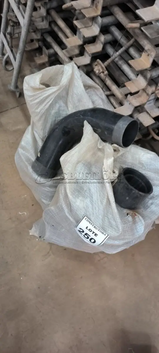 LOTE 250 - 01 LOTE COM LUVAS ROSCADAS E CURVAS DE ELETRODUTOS TAMANHOS DIVERSOS. (NO ESTADO) ATENÇÃO! FAZER A VISITAÇÃO ANTES DE ARREMATAR, NÃO SABEMOS SE FUNCIONA, LEILÃO NÃO TEM GARANTIA E NEM DEVOLUÇÃO, SUJEITO A POSSÍVEIS AVARIAS VISÍVEIS/OCULTAS E/OU AUSÊNCIA DE COMPONENTES.