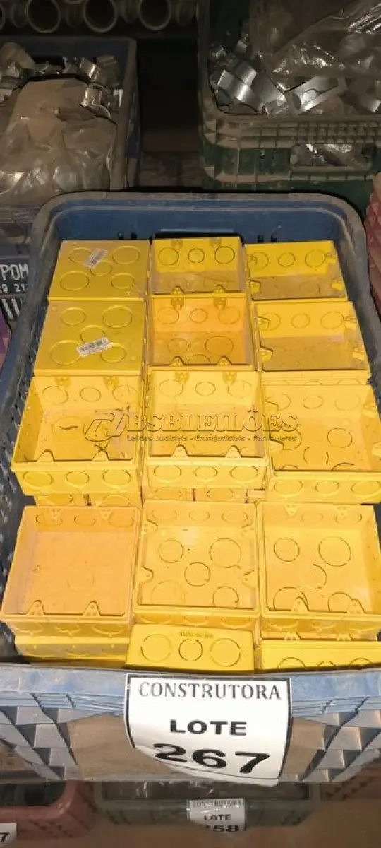 LOTE 267 - 01 LOTE COM CAIXAS DE LUZ 4X4. (CAIXA ORGANIZADORA NAO INCLUSA) (NO ESTADO) ATENÇÃO! FAZER A VISITAÇÃO ANTES DE ARREMATAR, NÃO SABEMOS SE FUNCIONA, LEILÃO NÃO TEM GARANTIA E NEM DEVOLUÇÃO, SUJEITO A POSSÍVEIS AVARIAS VISÍVEIS/OCULTAS E/OU AUSÊNCIA DE COMPONENTES.