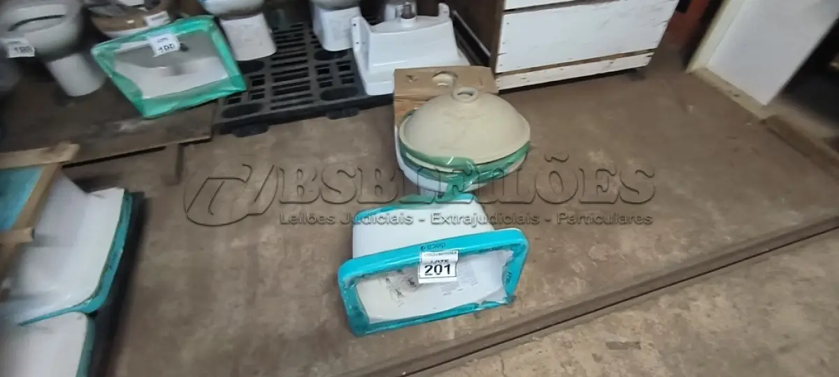 LOTE 201 - 01 VASO SANITÁRIO,  01 TANQUE DECA E 03 CUBAS PARA LAVATÓRIO. (NO ESTADO) ATENÇÃO! FAZER A VISITAÇÃO ANTES DE ARREMATAR, NÃO SABEMOS SE FUNCIONA, LEILÃO NÃO TEM GARANTIA E NEM DEVOLUÇÃO, SUJEITO A POSSÍVEIS AVARIAS VISÍVEIS/OCULTAS E/OU AUSÊNCIA DE COMPONENTES.