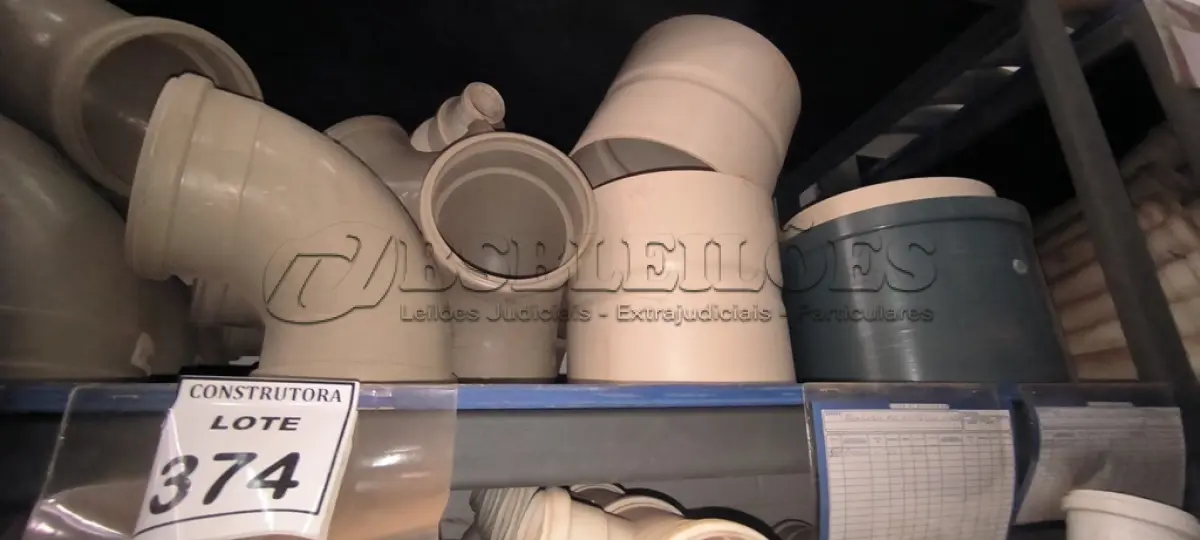 LOTE 374 - 01 LOTE COM LUVAS EM PVC PARA ESGOTO SN 200MM, CURVA CURTA DE ESGOTO SN150MM, E ALONGADOR. (NO ESTADO) ATENÇÃO! FAZER A VISITAÇÃO ANTES DE ARREMATAR, NÃO SABEMOS SE FUNCIONA, LEILÃO NÃO TEM GARANTIA E NEM DEVOLUÇÃO, SUJEITO A POSSÍVEIS AVARIAS VISÍVEIS/OCULTAS E/OU AUSÊNCIA DE COMPONENTES.