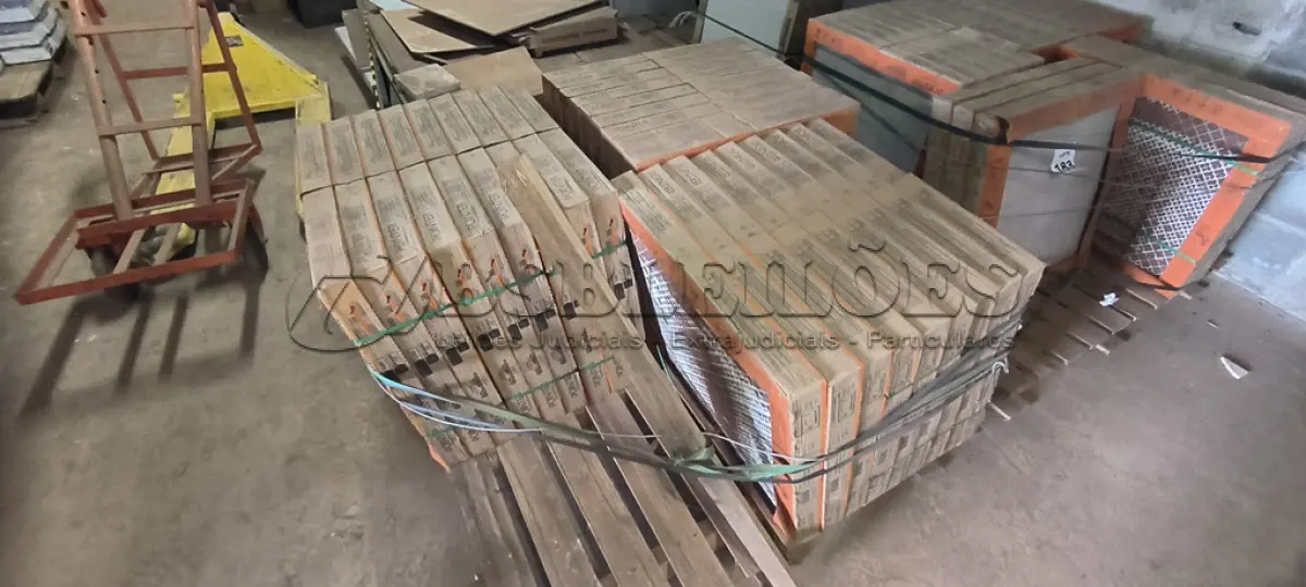 LOTE 184 - 27 CAIXAS DE PORCELANATO POINTER NA COR CIMENTO CINZA 60X60CM. (NO ESTADO) ATENÇÃO! FAZER A VISITAÇÃO ANTES DE ARREMATAR, NÃO SABEMOS SE FUNCIONA, LEILÃO NÃO TEM GARANTIA E NEM DEVOLUÇÃO, SUJEITO A POSSÍVEIS AVARIAS VISÍVEIS/OCULTAS E/OU AUSÊNCIA DE COMPONENTES. 