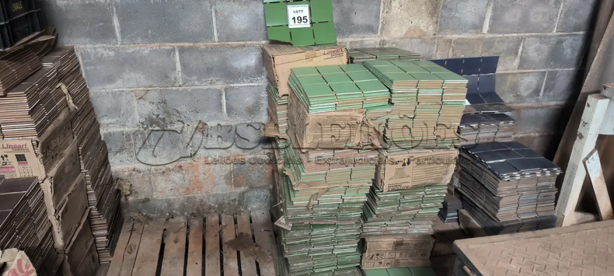LOTE 195 - 01 LOTE COM PASTILHAS 10X10CM NA COR VERDE. (NO ESTADO) ATENÇÃO! FAZER A VISITAÇÃO ANTES DE ARREMATAR, NÃO SABEMOS SE FUNCIONA, LEILÃO NÃO TEM GARANTIA E NEM DEVOLUÇÃO, SUJEITO A POSSÍVEIS AVARIAS VISÍVEIS/OCULTAS E/OU AUSÊNCIA DE COMPONENTES.