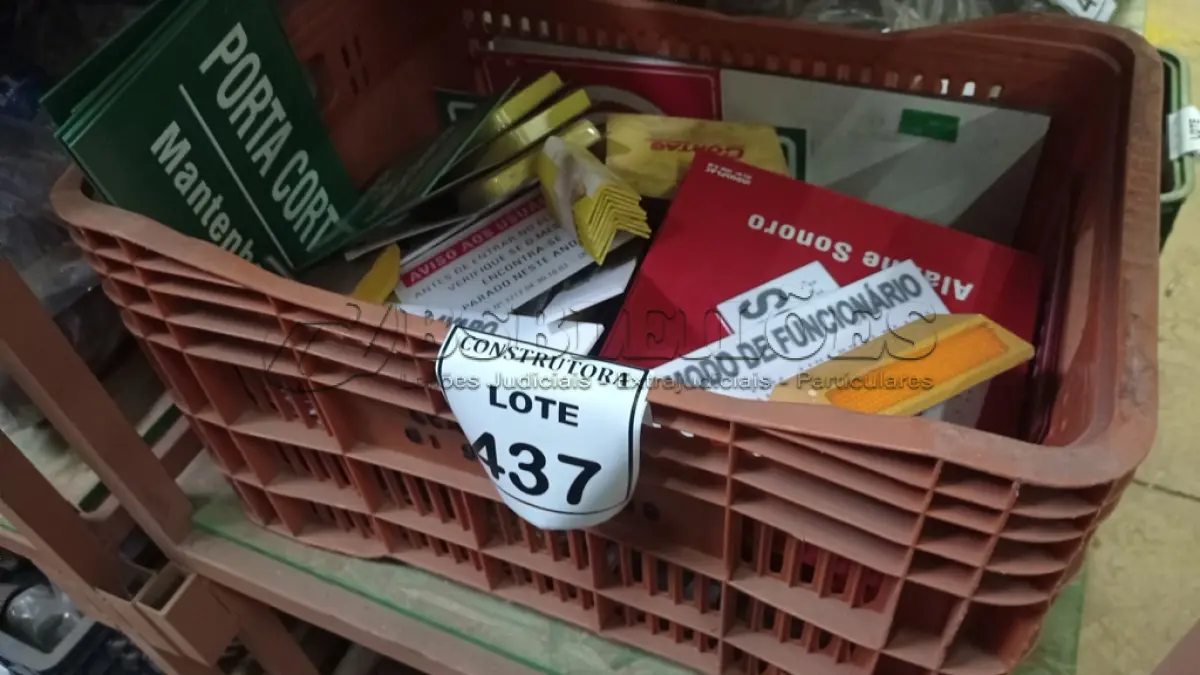 LOTE 437 - 01 LOTE COM PLACAS SINALIZADORAS. (CAIXA ORGANIZADORA NAO INCLUSA) (NO ESTADO) ATENÇÃO! FAZER A VISITAÇÃO ANTES DE ARREMATAR, NÃO SABEMOS SE FUNCIONA, LEILÃO NÃO TEM GARANTIA E NEM DEVOLUÇÃO, SUJEITO A POSSÍVEIS AVARIAS VISÍVEIS/OCULTAS E/OU AUSÊNCIA DE COMPONENTES.
