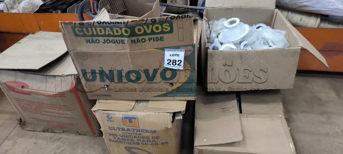 LOTE 282 - 01 LOTE COM LUMINÁRIAS DIVERSAS. (NO ESTADO) ATENÇÃO! FAZER A VISITAÇÃO ANTES DE ARREMATAR, NÃO SABEMOS SE FUNCIONA, LEILÃO NÃO TEM GARANTIA E NEM DEVOLUÇÃO, SUJEITO A POSSÍVEIS AVARIAS VISÍVEIS/OCULTAS E/OU AUSÊNCIA DE COMPONENTES.