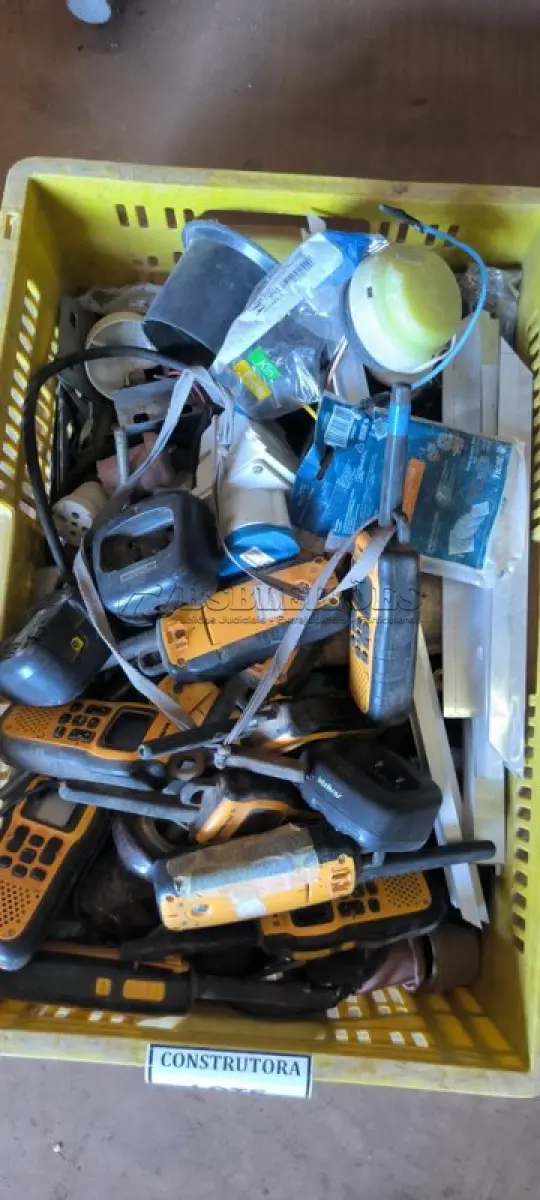 LOTE 216 - 01 LOTE COM RÁDIOS COMUNICADORES E TOMADAS INDUSTRIAIS. (CAIXA ORGANIZADORA NAO INCLUSA) (NO ESTADO) ATENÇÃO! FAZER A VISITAÇÃO ANTES DE ARREMATAR, NÃO SABEMOS SE FUNCIONA, LEILÃO NÃO TEM GARANTIA E NEM DEVOLUÇÃO, SUJEITO A POSSÍVEIS AVARIAS VISÍVEIS/OCULTAS E/OU AUSÊNCIA DE COMPONENTES.
