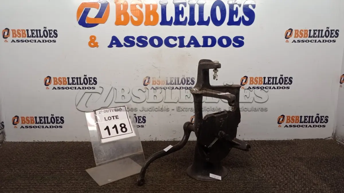 LOTE 118 - 01 MOEDOR DE GRÃOS MANUAL. (NO ESTADO) ATENÇÃO! FAZER A VISITAÇÃO ANTES DE ARREMATAR, NÃO SABEMOS SE FUNCIONA, LEILÃO NÃO TEM GARANTIA E NEM DEVOLUÇÃO, SUJEITO A POSSÍVEIS AVARIAS VISÍVEIS/OCULTAS E/OU AUSÊNCIA DE COMPONENTES.