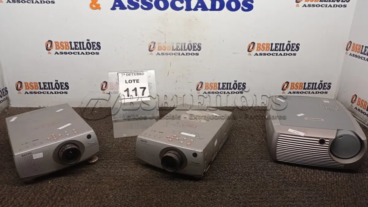 LOTE 117 - 03 PROJETORES MARCAS INFOCUS E SANYO. (NO ESTADO) ATENÇÃO! FAZER A VISITAÇÃO ANTES DE ARREMATAR, NÃO SABEMOS SE FUNCIONA, LEILÃO NÃO TEM GARANTIA E NEM DEVOLUÇÃO, SUJEITO A POSSÍVEIS AVARIAS VISÍVEIS/OCULTAS E/OU AUSÊNCIA DE COMPONENTES.