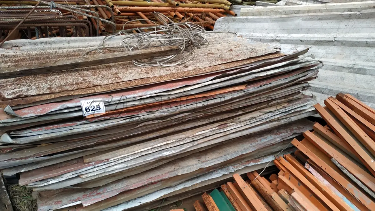LOTE 623 - 01 LOTE COM TELHAS DE ZINCO QUE ERAM USADAS COMO TAPUME. (NO ESTADO) ATENÇÃO! FAZER A VISITAÇÃO ANTES DE ARREMATAR, NÃO SABEMOS SE FUNCIONA, LEILÃO NÃO TEM GARANTIA E NEM DEVOLUÇÃO, SUJEITO A POSSÍVEIS AVARIAS VISÍVEIS/OCULTAS E/OU AUSÊNCIA DE COMPONENTES.