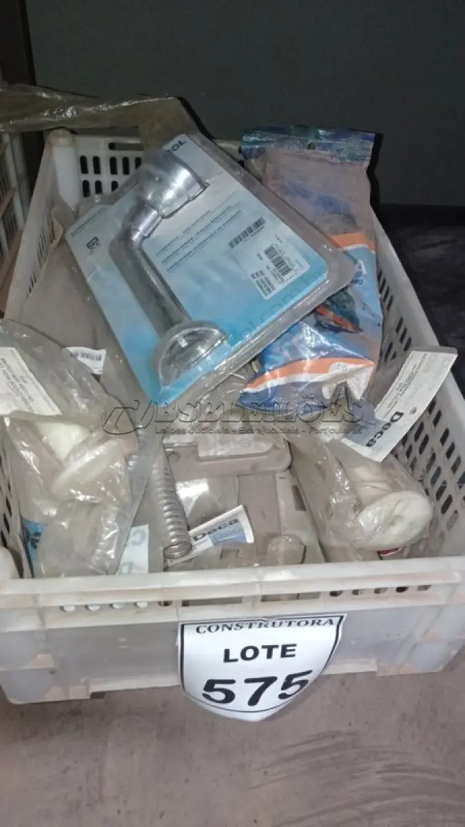 LOTE 575 - 01 LOTE COM CHUVEIROS, ESTABILIZADOR PARA LAVATÓRIOS. (CAIXA ORGANIZADORA NAO INCLUSA) (NO ESTADO) ATENÇÃO! FAZER A VISITAÇÃO ANTES DE ARREMATAR, NÃO SABEMOS SE FUNCIONA, LEILÃO NÃO TEM GARANTIA E NEM DEVOLUÇÃO, SUJEITO A POSSÍVEIS AVARIAS VISÍVEIS/OCULTAS E/OU AUSÊNCIA DE COMPONENTES.