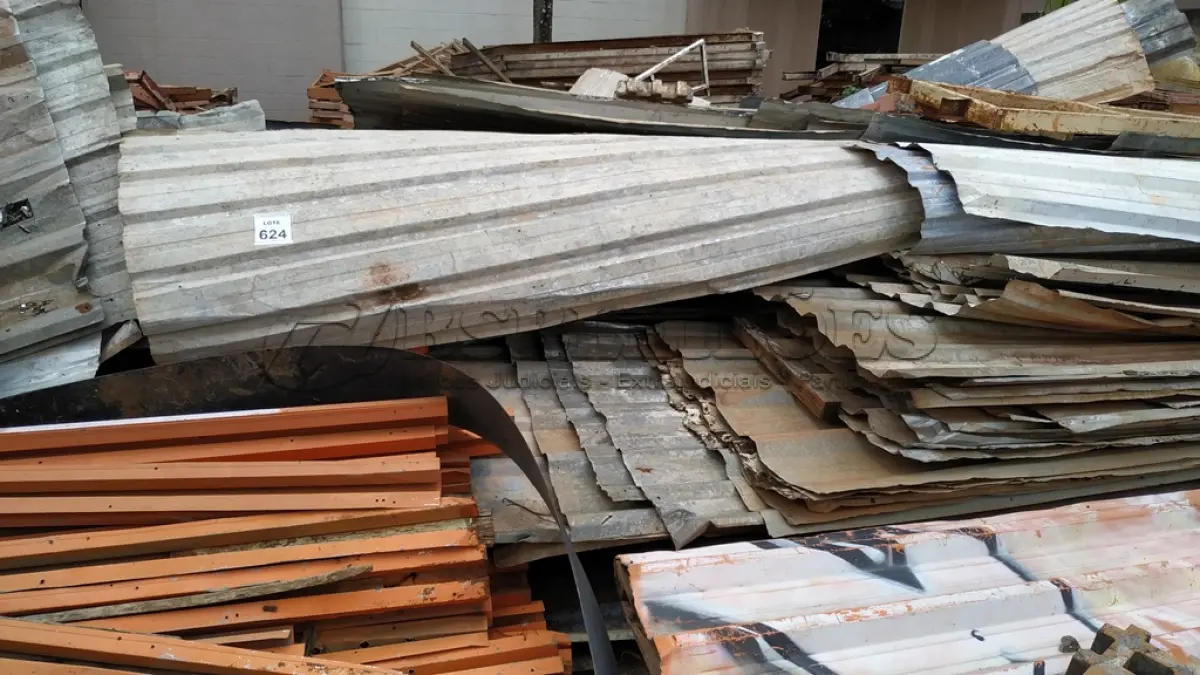 LOTE 624 - 01 LOTE COM TELHAS DE ZINCO QUE ERAM USADAS COMO TAPUME. (NO ESTADO) ATENÇÃO! FAZER A VISITAÇÃO ANTES DE ARREMATAR, NÃO SABEMOS SE FUNCIONA, LEILÃO NÃO TEM GARANTIA E NEM DEVOLUÇÃO, SUJEITO A POSSÍVEIS AVARIAS VISÍVEIS/OCULTAS E/OU AUSÊNCIA DE COMPONENTES.