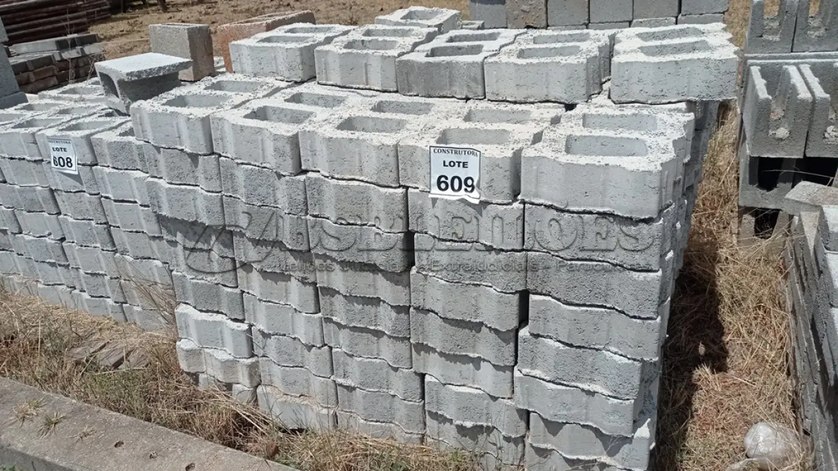 LOTE 609 - 01 LOTE COM BLOQUETES EM CONCRETO 2 FUROS. (NO ESTADO) ATENÇÃO! FAZER A VISITAÇÃO ANTES DE ARREMATAR, NÃO SABEMOS SE FUNCIONA, LEILÃO NÃO TEM GARANTIA E NEM DEVOLUÇÃO, SUJEITO A POSSÍVEIS AVARIAS VISÍVEIS/OCULTAS E/OU AUSÊNCIA DE COMPONENTES.