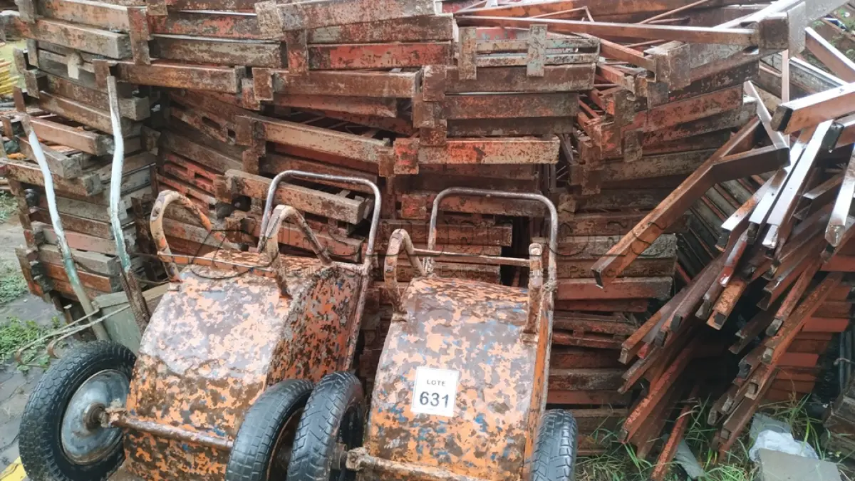 LOTE 631 - 02 GIRICOS E 01 CARRINHO DE MÃO PARA OBRA. (NO ESTADO) ATENÇÃO! FAZER A VISITAÇÃO ANTES DE ARREMATAR, NÃO SABEMOS SE FUNCIONA, LEILÃO NÃO TEM GARANTIA E NEM DEVOLUÇÃO, SUJEITO A POSSÍVEIS AVARIAS VISÍVEIS/OCULTAS E/OU AUSÊNCIA DE COMPONENTES.