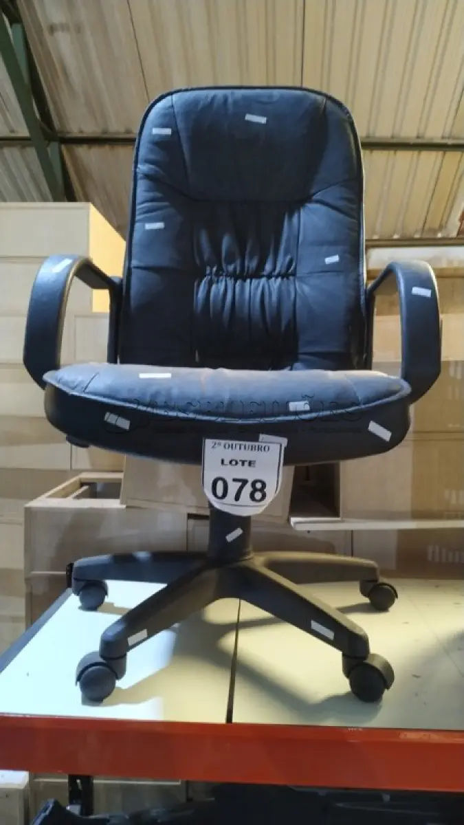 LOTE 078 - 01 CADEIRA DE ESCRITÓRIO COM RODINHAS. (NO ESTADO) ATENÇÃO! FAZER A VISITAÇÃO ANTES DE ARREMATAR, NÃO SABEMOS SE FUNCIONA, LEILÃO NÃO TEM GARANTIA E NEM DEVOLUÇÃO, SUJEITO A POSSÍVEIS AVARIAS VISÍVEIS/OCULTAS E/OU AUSÊNCIA DE COMPONENTES.