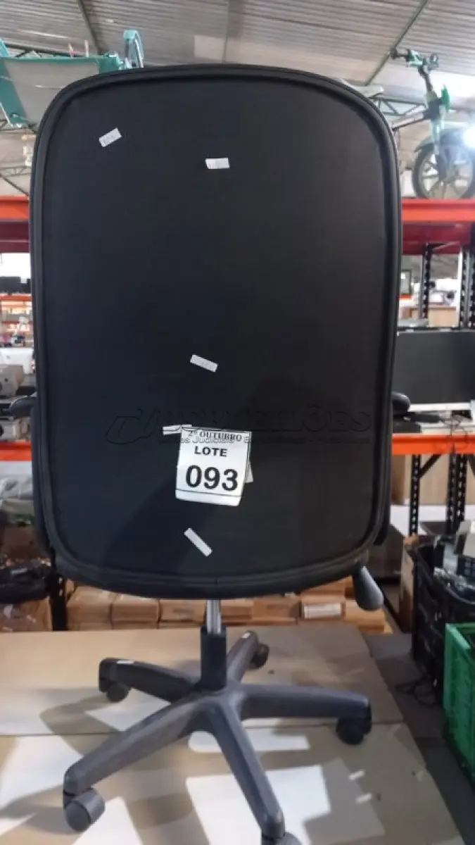 LOTE 093 - 01 CADEIRA DE ESCRITÓRIO COM RODINHAS. (NO ESTADO) ATENÇÃO! FAZER A VISITAÇÃO ANTES DE ARREMATAR, NÃO SABEMOS SE FUNCIONA, LEILÃO NÃO TEM GARANTIA E NEM DEVOLUÇÃO, SUJEITO A POSSÍVEIS AVARIAS VISÍVEIS/OCULTAS E/OU AUSÊNCIA DE COMPONENTES.