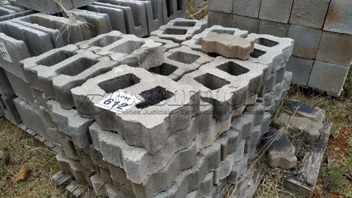 LOTE 612 - 01 LOTE COM BLOQUETES EM CONCRETO 2 FUROS. (NO ESTADO) ATENÇÃO! FAZER A VISITAÇÃO ANTES DE ARREMATAR, NÃO SABEMOS SE FUNCIONA, LEILÃO NÃO TEM GARANTIA E NEM DEVOLUÇÃO, SUJEITO A POSSÍVEIS AVARIAS VISÍVEIS/OCULTAS E/OU AUSÊNCIA DE COMPONENTES.