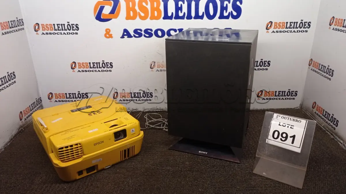 LOTE 091 - 01 PROJETOR MARCA EPSON E 01 CAIXA DE SOM MARCA SONY. (NO ESTADO) ATENÇÃO! FAZER A VISITAÇÃO ANTES DE ARREMATAR, NÃO SABEMOS SE FUNCIONA, LEILÃO NÃO TEM GARANTIA E NEM DEVOLUÇÃO, SUJEITO A POSSÍVEIS AVARIAS VISÍVEIS/OCULTAS E/OU AUSÊNCIA DE COMPONENTES.