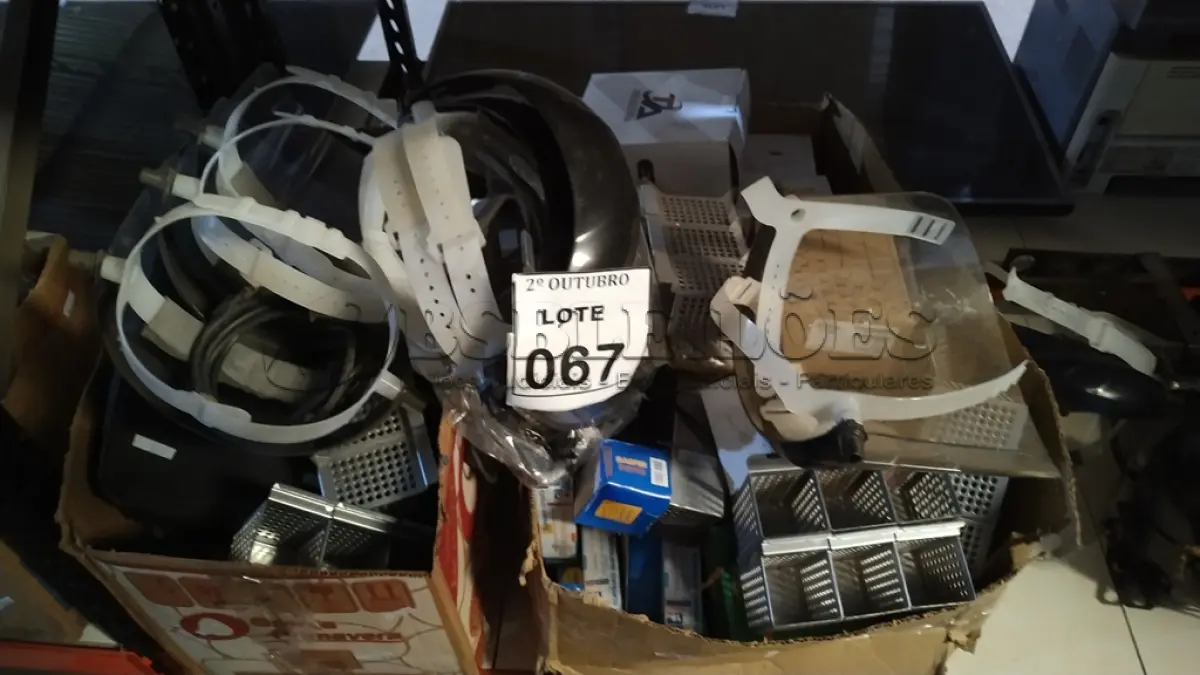LOTE 067 - 01 LOTE COM GRANDE QUANTIDADE DE MÁSCARAS DESCARTÁVEIS, SUPORTES PARA CANETAS, PROTETORES FACIAIS, GRAMPOS E PERIFÉRICOS DIVERSOS. (NO ESTADO) ATENÇÃO! FAZER A VISITAÇÃO ANTES DE ARREMATAR, NÃO SABEMOS SE FUNCIONA, LEILÃO NÃO TEM GARANTIA E NEM DEVOLUÇÃO, SUJEITO A POSSÍVEIS AVARIAS VISÍVEIS/OCULTAS E/OU AUSÊNCIA DE COMPONENTES.