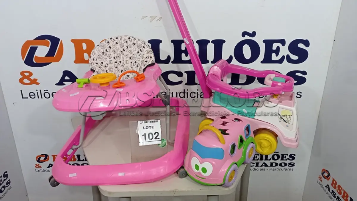 LOTE 102 - 01 ANDADOR DE CRIANÇA, 01 CARRINHO DE EMPURRAR E 01 CARRINHO DE BRINQUEDO. (NO ESTADO) ATENÇÃO! FAZER A VISITAÇÃO ANTES DE ARREMATAR, NÃO SABEMOS SE FUNCIONA, LEILÃO NÃO TEM GARANTIA E NEM DEVOLUÇÃO, SUJEITO A POSSÍVEIS AVARIAS VISÍVEIS/OCULTAS E/OU AUSÊNCIA DE COMPONENTES.
