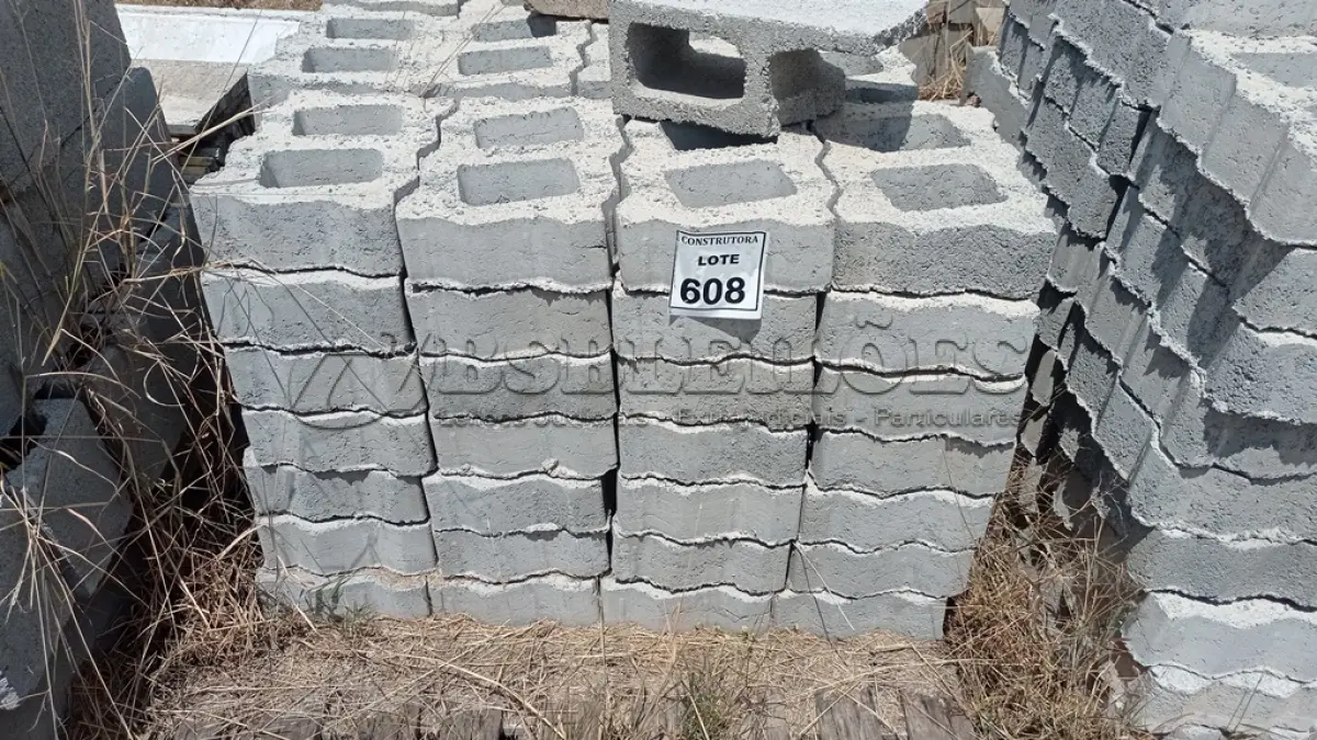LOTE 608 - 01 LOTE COM BLOQUETES EM CONCRETO 2 FUROS. (NO ESTADO) ATENÇÃO! FAZER A VISITAÇÃO ANTES DE ARREMATAR, NÃO SABEMOS SE FUNCIONA, LEILÃO NÃO TEM GARANTIA E NEM DEVOLUÇÃO, SUJEITO A POSSÍVEIS AVARIAS VISÍVEIS/OCULTAS E/OU AUSÊNCIA DE COMPONENTES.