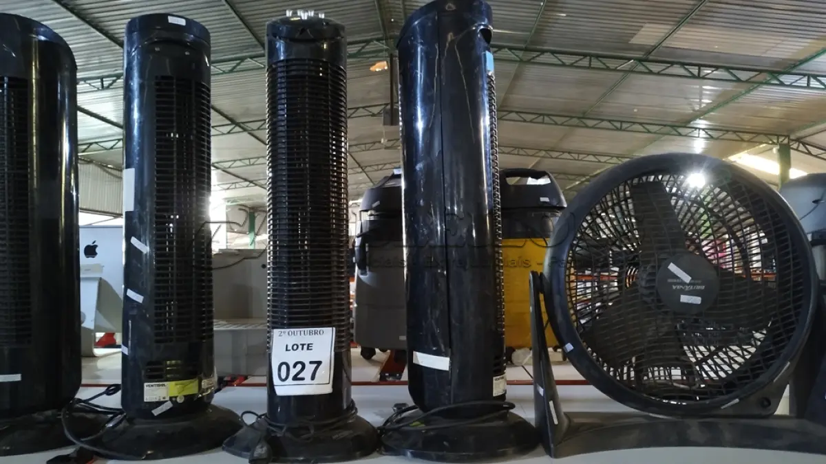 LOTE 027 - 04 VENTILADORES TIPO TORRE MARCA VENTISOL E 01 VENTILADOR MARCA BRITÂNIA. (NO ESTADO) ATENÇÃO! FAZER A VISITAÇÃO ANTES DE ARREMATAR, NÃO SABEMOS SE FUNCIONA, LEILÃO NÃO TEM GARANTIA E NEM DEVOLUÇÃO, SUJEITO A POSSÍVEIS AVARIAS VISÍVEIS/OCULTAS E/OU AUSÊNCIA DE COMPONENTES.