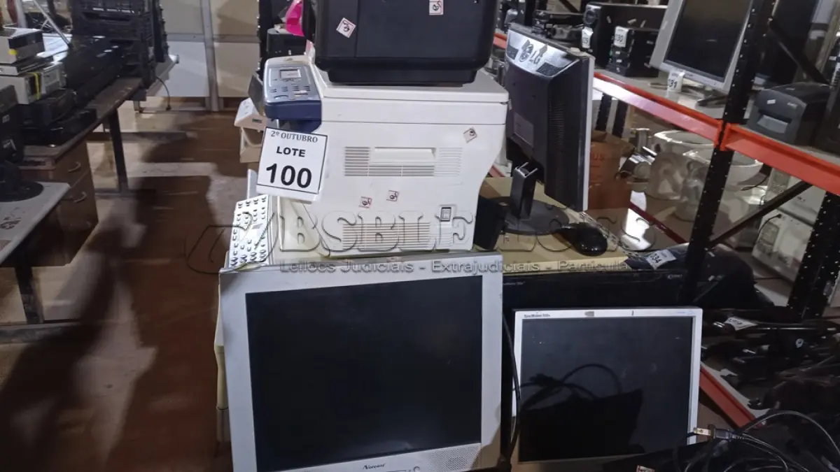 LOTE 100 - 04 IMPRESSORAS DE MARCAS E MODELOS DIVERSOS E 05 MONITORES DE MARCAS E MODELOS DIVERSOS. (NO ESTADO) ATENÇÃO! FAZER A VISITAÇÃO ANTES DE ARREMATAR, NÃO SABEMOS SE FUNCIONA, LEILÃO NÃO TEM GARANTIA E NEM DEVOLUÇÃO, SUJEITO A POSSÍVEIS AVARIAS VISÍVEIS/OCULTAS E/OU AUSÊNCIA DE COMPONENTES.