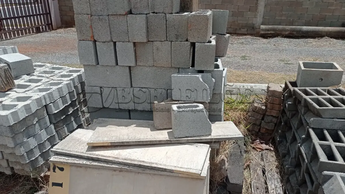 LOTE 607 - 01 LOTE COM BLOCOS DE CONCRETO DE 1 FURO. (NO ESTADO) ATENÇÃO! FAZER A VISITAÇÃO ANTES DE ARREMATAR, NÃO SABEMOS SE FUNCIONA, LEILÃO NÃO TEM GARANTIA E NEM DEVOLUÇÃO, SUJEITO A POSSÍVEIS AVARIAS VISÍVEIS/OCULTAS E/OU AUSÊNCIA DE COMPONENTES.