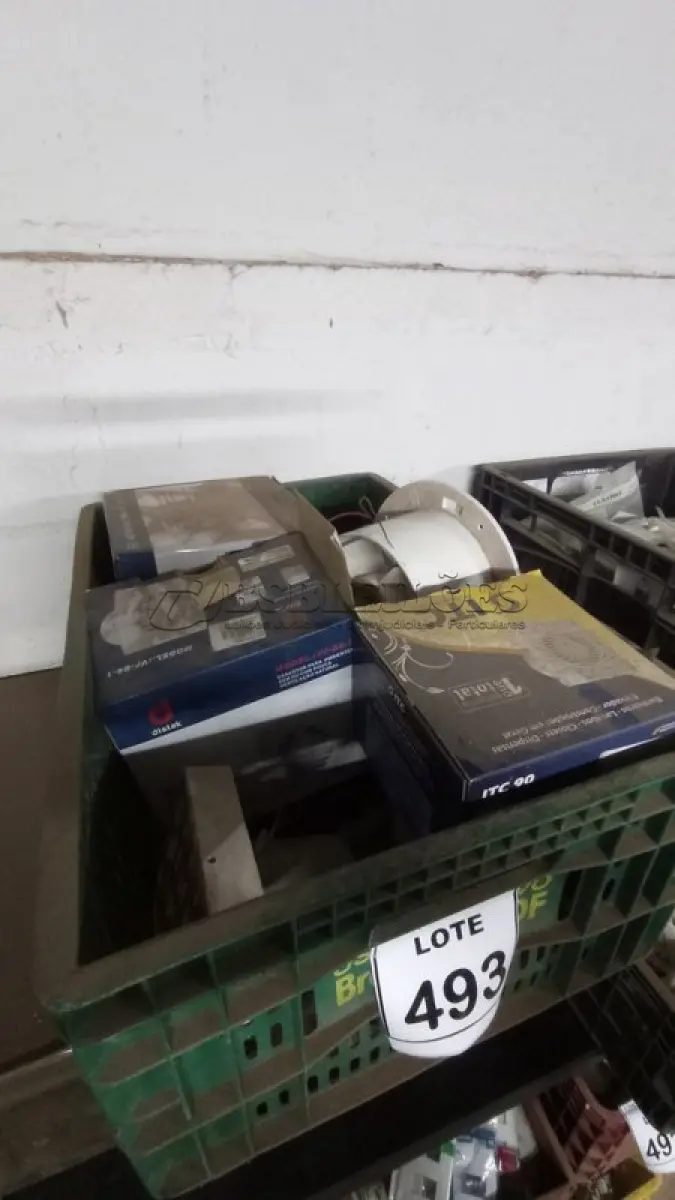 LOTE 493 - 01 LOTE COM EXAUSTORES DE AMBIENTE. (CAIXA ORGANIZADORA NAO INCLUSA) (NO ESTADO) ATENÇÃO! FAZER A VISITAÇÃO ANTES DE ARREMATAR, NÃO SABEMOS SE FUNCIONA, LEILÃO NÃO TEM GARANTIA E NEM DEVOLUÇÃO, SUJEITO A POSSÍVEIS AVARIAS VISÍVEIS/OCULTAS E/OU AUSÊNCIA DE COMPONENTES.