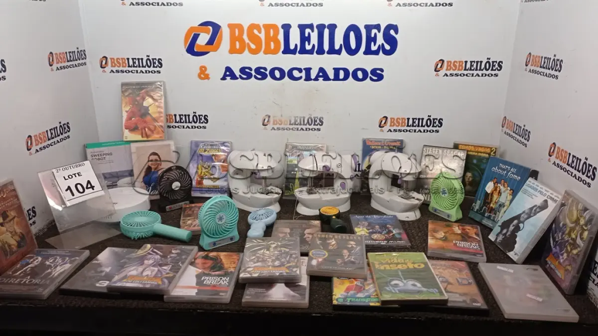 LOTE 104 - 03 MÁQUINAS DE COSTURA A PILHA, VÁRIOS VENTILADORES DE MÃO, 01 ASPIRADOR ROBÔ E GRANDE QUANTIDADE DE DE DVD. (NO ESTADO) ATENÇÃO! FAZER A VISITAÇÃO ANTES DE ARREMATAR, NÃO SABEMOS SE FUNCIONA, LEILÃO NÃO TEM GARANTIA E NEM DEVOLUÇÃO, SUJEITO A POSSÍVEIS AVARIAS VISÍVEIS/OCULTAS E/OU AUSÊNCIA DE COMPONENTES.
