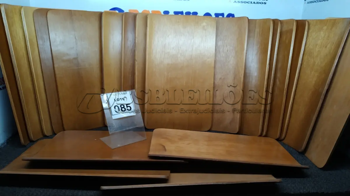 LOTE 085 - 20 PLACAS DE MADEIRA. (NO ESTADO) ATENÇÃO! FAZER A VISITAÇÃO ANTES DE ARREMATAR, NÃO SABEMOS SE FUNCIONA, LEILÃO NÃO TEM GARANTIA E NEM DEVOLUÇÃO, SUJEITO A POSSÍVEIS AVARIAS VISÍVEIS/OCULTAS E/OU AUSÊNCIA DE COMPONENTES.