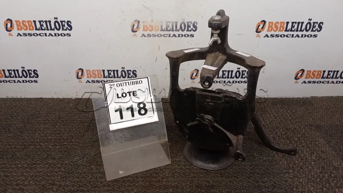 LOTE 118 - 01 MOEDOR DE GRÃOS MANUAL. (NO ESTADO) ATENÇÃO! FAZER A VISITAÇÃO ANTES DE ARREMATAR, NÃO SABEMOS SE FUNCIONA, LEILÃO NÃO TEM GARANTIA E NEM DEVOLUÇÃO, SUJEITO A POSSÍVEIS AVARIAS VISÍVEIS/OCULTAS E/OU AUSÊNCIA DE COMPONENTES.