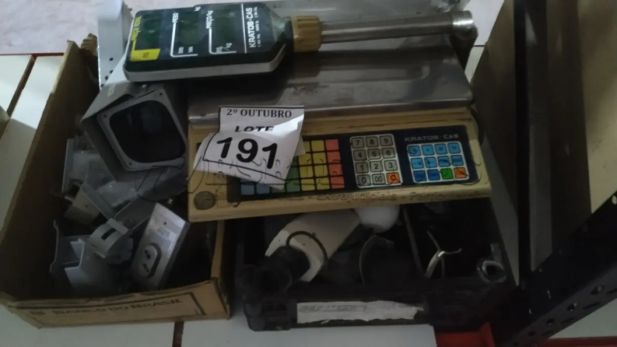 LOTE 191 - 01 BALANÇAS MARCAS KRATOS E VÁRIAS CÂMERAS DE MONITORAMENTO DE MARCAS E MODELOS DIVERSOS. (NO ESTADO) ATENÇÃO! FAZER A VISITAÇÃO ANTES DE ARREMATAR, NÃO SABEMOS SE FUNCIONA, LEILÃO NÃO TEM GARANTIA E NEM DEVOLUÇÃO, SUJEITO A POSSÍVEIS AVARIAS VISÍVEIS/OCULTAS E/OU AUSÊNCIA DE COMPONENTES.